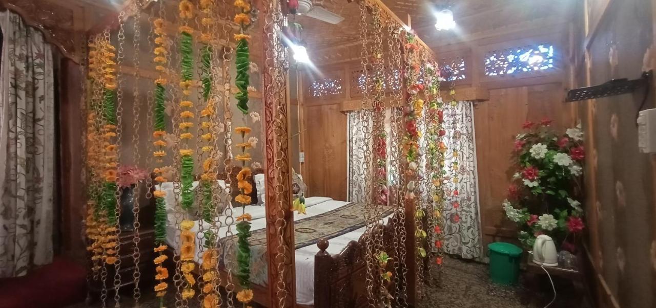Hotel Houseboat Altaf And Transportation Srīnagar Exterior foto