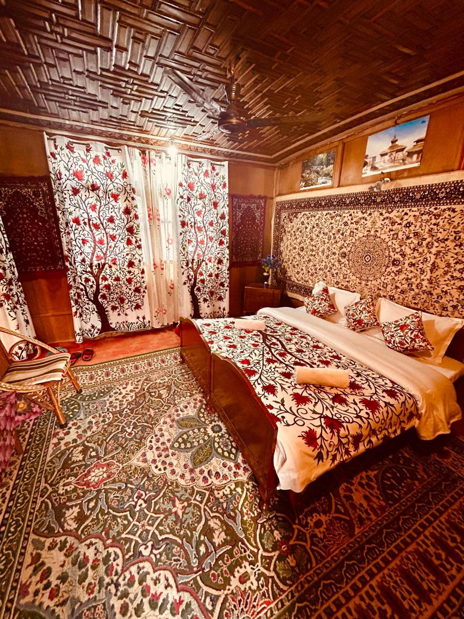 Hotel Houseboat Altaf And Transportation Srīnagar Exterior foto
