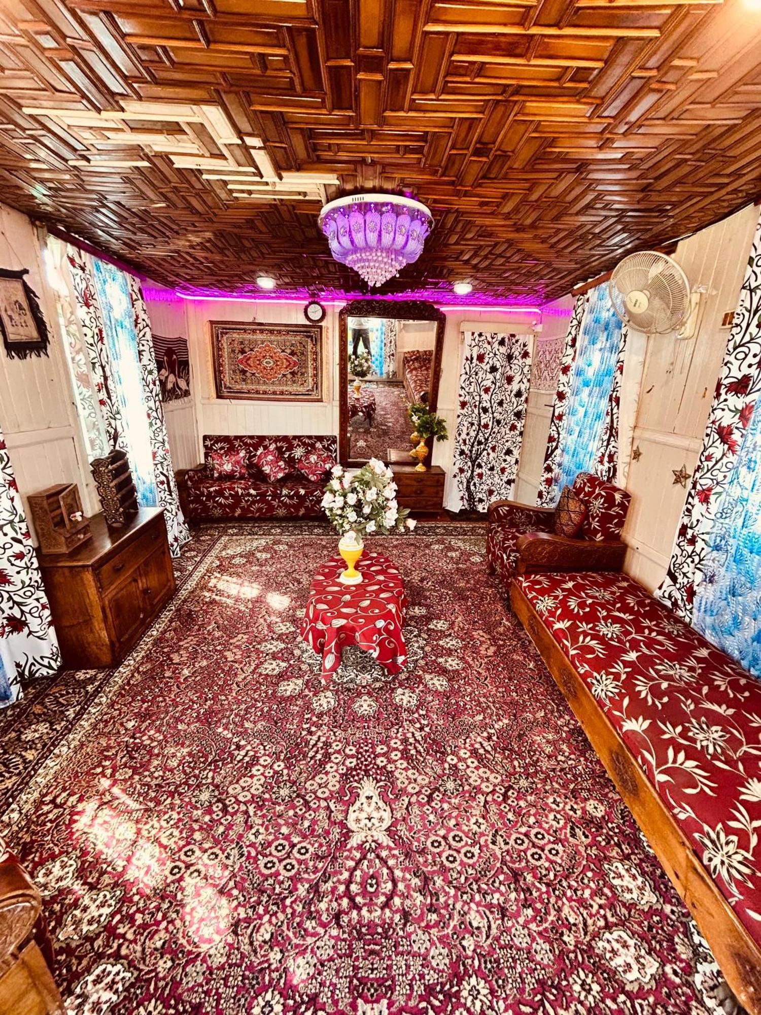 Hotel Houseboat Altaf And Transportation Srīnagar Exterior foto