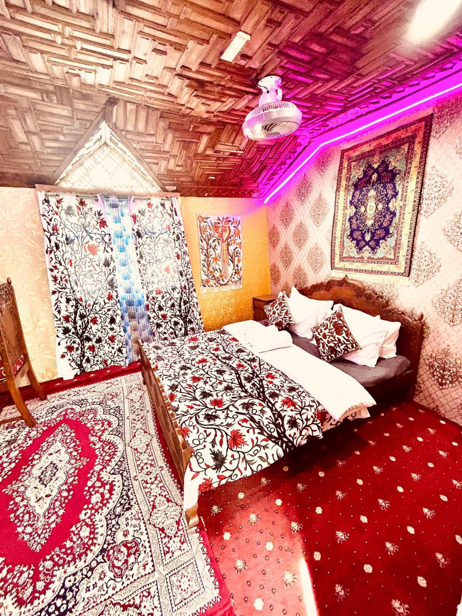 Hotel Houseboat Altaf And Transportation Srīnagar Exterior foto
