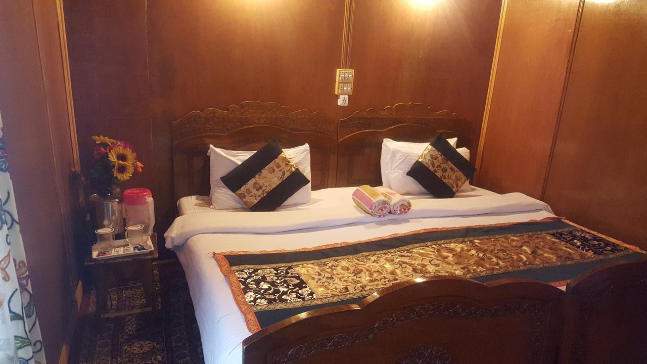 Hotel Houseboat Altaf And Transportation Srīnagar Exterior foto
